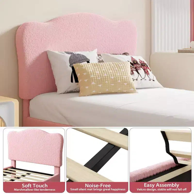 Lit plateforme en velours mignon avec lattes en bois