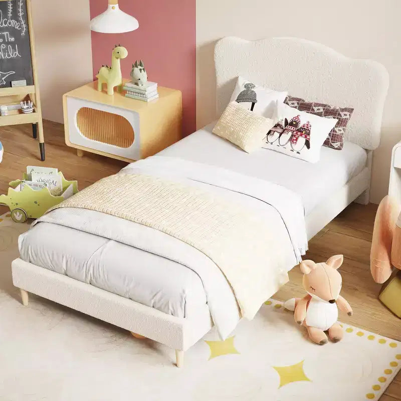 Lit plateforme en velours mignon avec lattes en bois