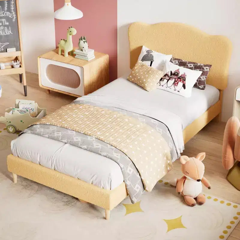 Lit plateforme en velours mignon avec lattes en bois